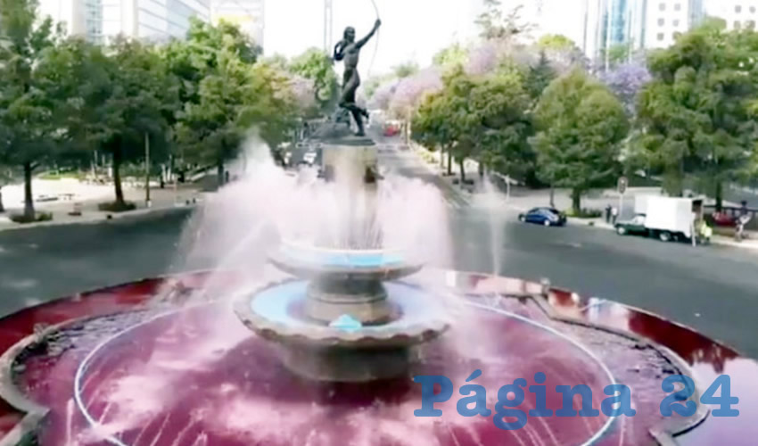 También en la Diana Cazadora, en la Ciudad de México, el agua de la fuente se tiñó de rojo en señal de protesta por la oleada de asesinatos contra mujeres a lo largo del país