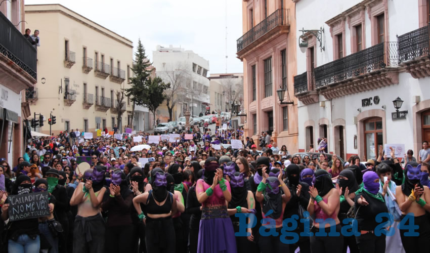Luego de las 11:00 horas, inició la marcha convocada por el Movimiento Feminista del Estado a la altura del Congreso local en la que durante su trayecto, las participantes del primer contingente arremetieron contra los hombres, sin importar si realizaban labor periodística