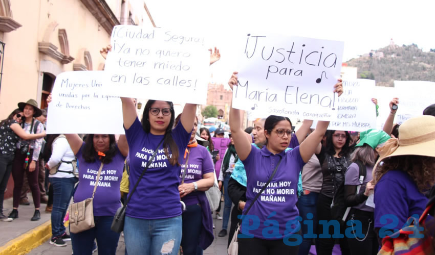 En los primeros minutos de la caminata, algunas feministas atacaron a fotógrafos y reporteros que tomaban imágenes o transmitían en vivo para distintos medios de comunicación local (Fotos Rocío Castro Alvarado)