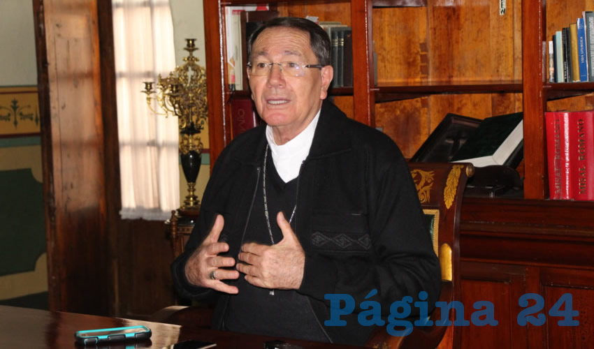 Sigifredo Noriega Barceló, obispo de la Diócesis de Zacatecas, luego que ayer durante el paso de la marcha enmarcada en el Día Internacional de la Mujer, disidentes aventaron huevos contra la fachada de la Catedral Basílica (Foto Rocío Castro Alvarado)