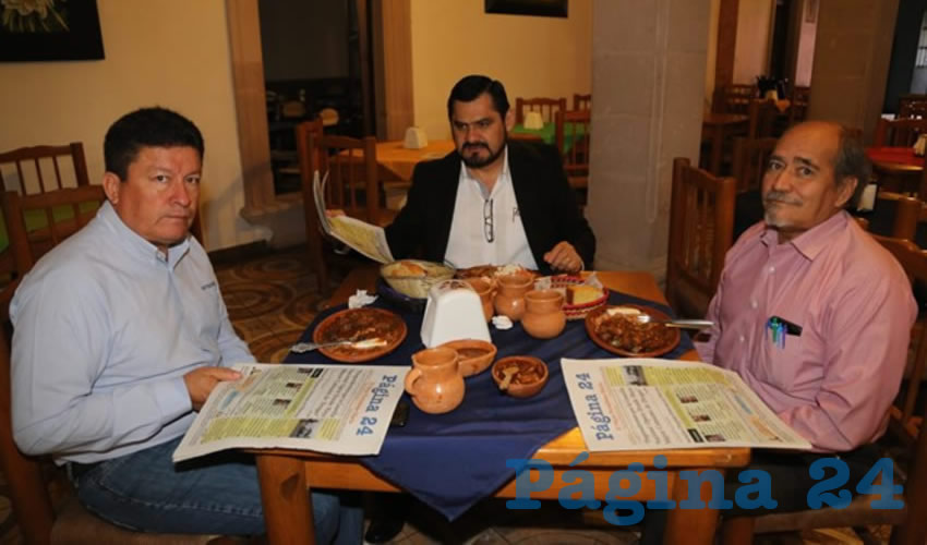 En La Mestiza almorzaron Ernesto Llamas Floriano, Pablo Silva Mora, secretario de conflictos del Comité Ejecutivo Nacional del Sindicato de la Semarnat; y José Lazarín Hernández, secretario general estatal del Sindicato de la Semarnat