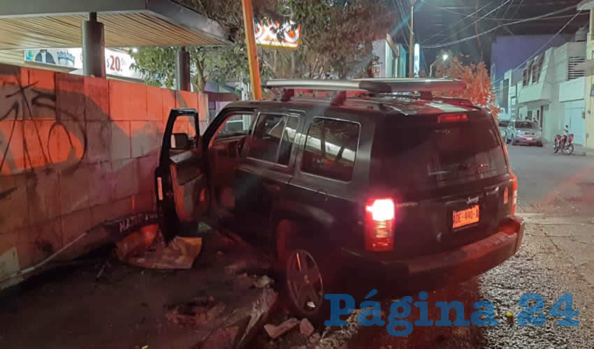 El veh&iacute;culo Jeep Patriot negra, con placas de circulaci&oacute;n ADE-440-A, termin&oacute; estrellado contra la barda de una tienda Oxxo, en la calle Emiliano Zapata