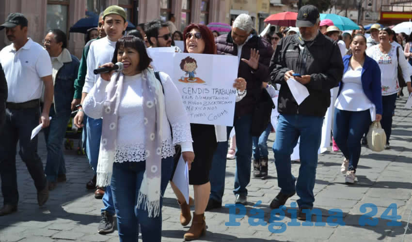 Luego de las 11 horas, el contingente de trabajadores de Centros de Educación Infantil (Cendis) inició la marcha a la altura del Caballito de Ortega con rumbo al Palacio de Gobierno, donde finalmente expusieron las demandas (Foto Merari Martínez)