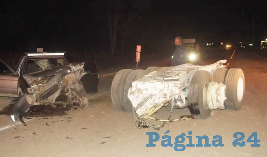 El auto qued&oacute; destrozado en su parte frontal, en percance ocurrido en la carretera federal 70 oriente
