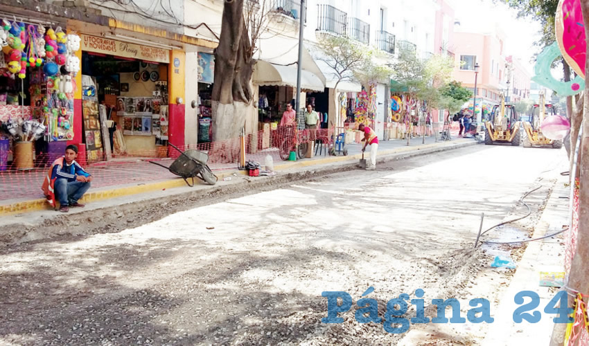 Casi desde el cruce con la avenida alcalde hasta el Parque Morelos, la calle Juan Manuel se ha visto severamente afectada por las obras complementarias a la línea 3 del tren ligero que realiza el ayuntamiento tapatío en la zona; sin embargo, no tienen para cuándo finalizar/Foto: Francisco Tapia