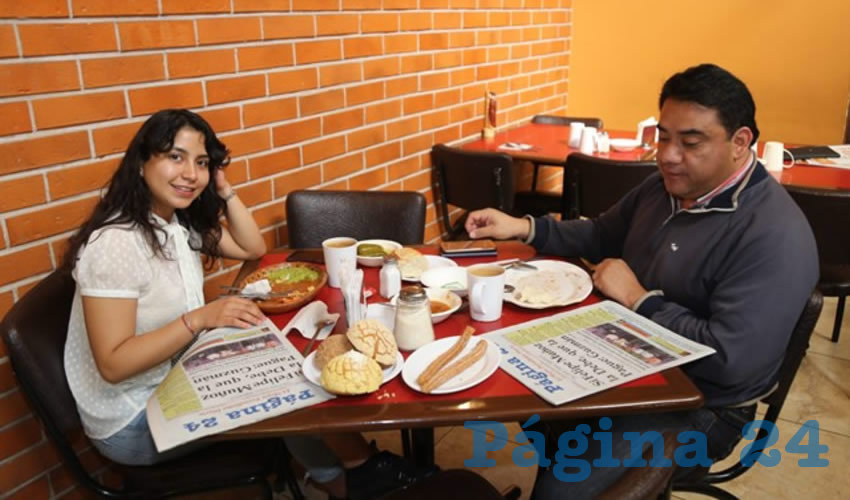 Miriam Plata Loza y Rodrigo Castro Cespedes compartieron el primer alimento del día en Las Antorchas