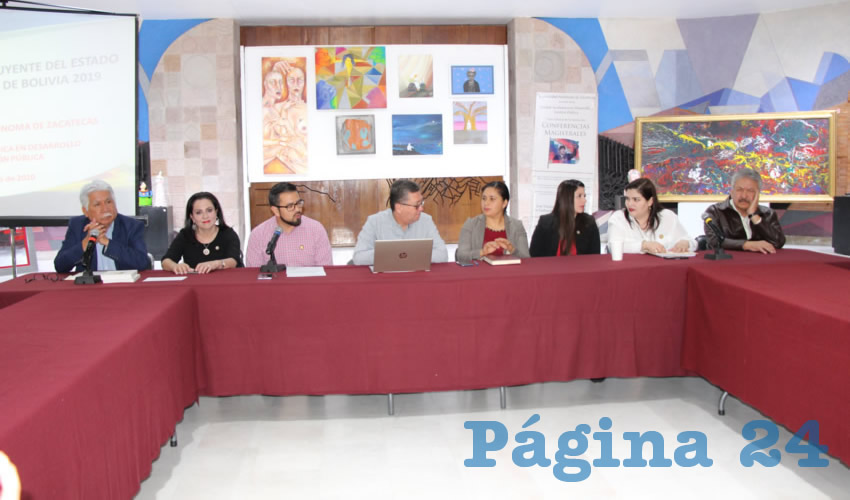 José Vladimir Crespo Fernández, exembajador de Bolivia, visitó Zacatecas para realizar una conferencia en la que explicó el proceso constituyente que llevó a la inclusión y reconocimiento de las 32 naciones indígenas en ese país; también comentó sobre el golpe de Estado por el que Evo Morales Ayma renunció a la presidencia de ese país (Foto Rocío Castro Alvarado)