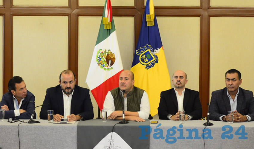 El gobernador Enrique Alfaro hizo el anuncio acompañado del rector general de la UdeG, así como de los alcaldes de la zona metropolitana/Foto: Cortesía