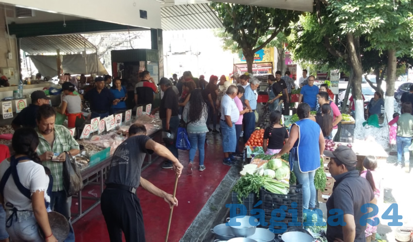 Los locatarios exigen al presidente municipal, el emecista Ismael del Toro, que evite el comercio ambulante en las afueras del Mercado del M Mar de Guadalajara/Fotos: Francisco Tapia