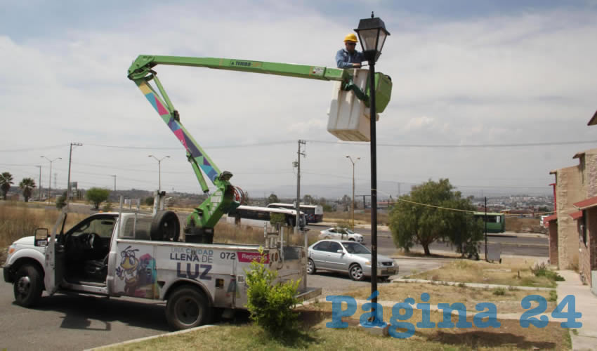 Las adaptaciones de protección para los focos se llevan a cabo en el taller de balconería de Alumbrado Público