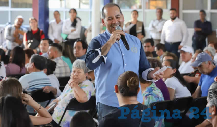 En el evento, efectuado en la colonia Santa Anita en la zona centro-oriente de la ciudad, el jefe del ejecutivo realizó la entrega de 440 apoyos en especie a vecinos de diversas colonias