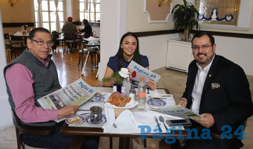 En Sanborns Francia desayunaron Carlos Meza Arévalo, contador público; Pamela Cuevas Mendoza y Óscar Gutiérrez Tenorio, contador público