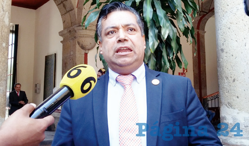 “Resulta lamentable el trato tan indiferente que se les dio al momento de despedirlos, ya que fue a través de esta aplicación de mensajería”, criticó el legislador Arturo Lemus, quien propuso el exhorto al gobernador/Foto: Francisco Tapia