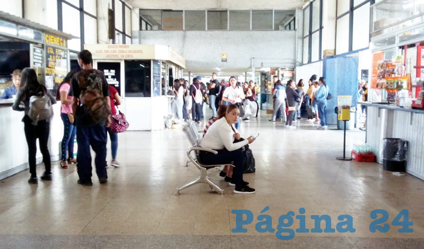 De ocho de la mañana a seis de la tarde, empleados de Salud Jalisco realizan cuestionarios y pruebas a los viajantes, en módulos de atención ubicados en la central vieja, con el fin de contener la pandemia de coronavirus/Foto: Francisco Tapia