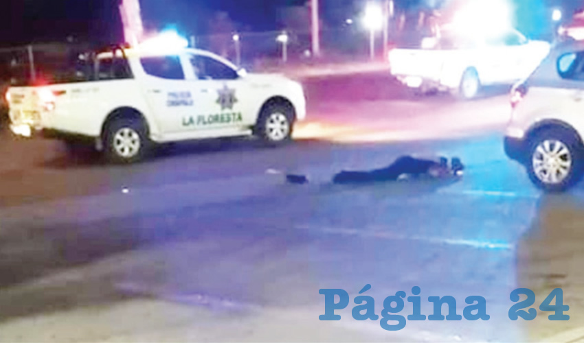El cuerpo quedó tendido a un costado de la carretera que conecta al municipio de Chapala con Ajijic, al exterior de la Plaza Centro Laguna/Foto: Especial