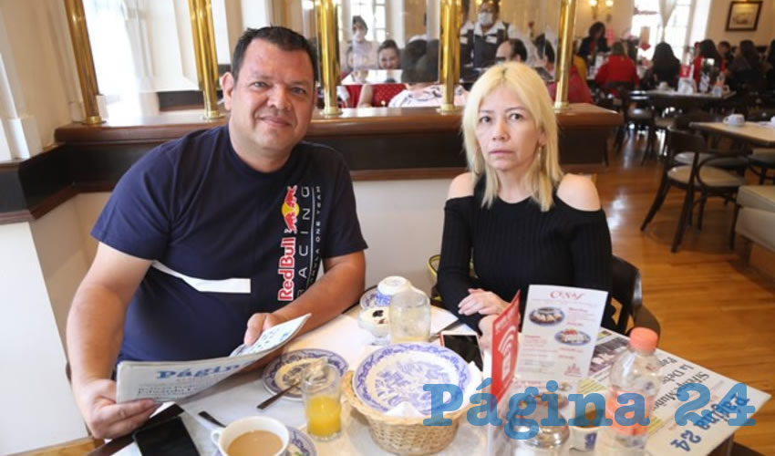 En Sanborns Francia desayunaron Jairo Lozano Aguilar y su esposa Leticia Aguilar Montelongo, de Villa Hidalgo Jalisco