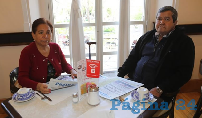En Sanborns Francia compartieron el pan y la sal Virginia Tierrablanca Gutiérrez y Miguel Ángel Contreras Rivera, que nos visitan de Salamanca Guanajuato