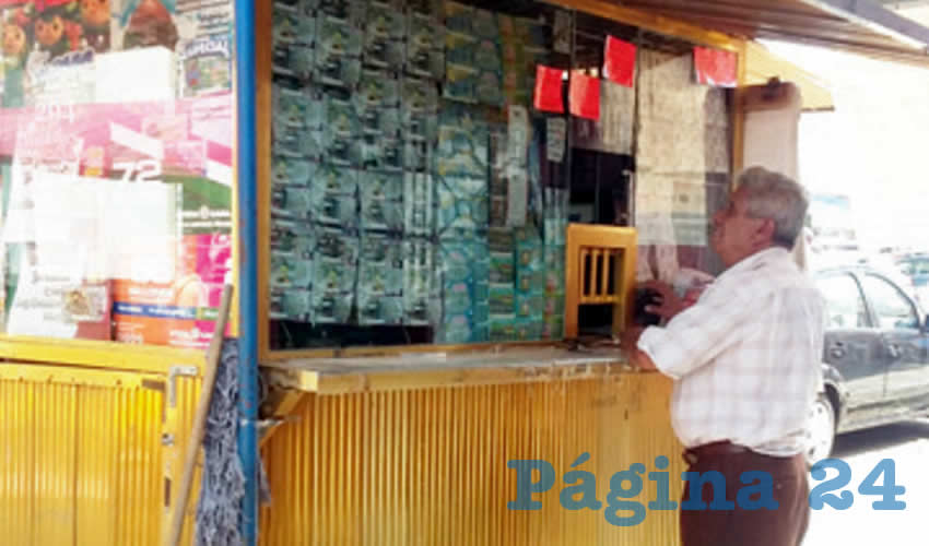 El señor César, propietario de un puesto de lotería ubicado al oriente de Guadalajara, dijo que como nunca, la gente en general, aunque más los adultos mayores, acuden a comprar su billete para el “sorteo” del avión presidencial/Foto: Francisco Tapia