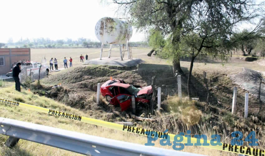 A la altura de Jaltomate, el carro que manejaba Abraham Rafael Gallegos Cárdenas salió de la carretera, se volcó y chocó contra un árbol y un alambrado