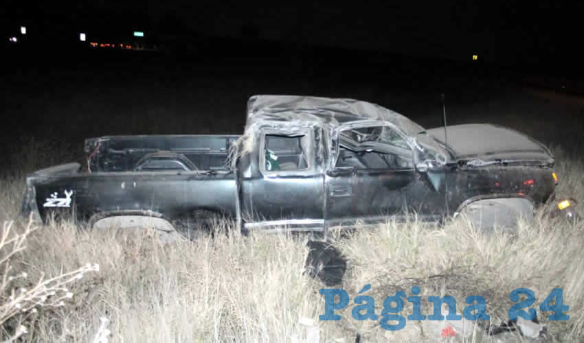 La camioneta Chevrolet Silverado se accidente en el libramiento a Calvillo