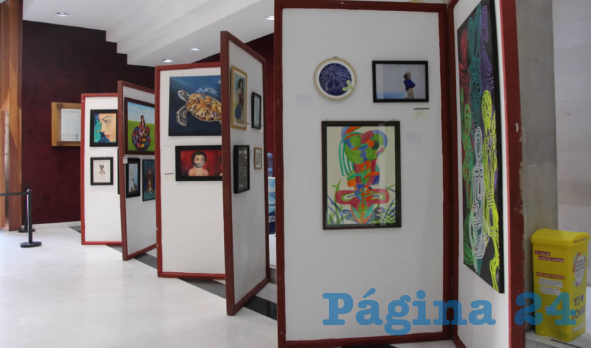 El vestíbulo del Congreso del Estado de Zacatecas, alberga una exposición multidisciplinaria con referencia al día internacional de la mujer, en donde participan diversos artistas locales quienes reflejan en sus obras temas en alusión al tema femenino (Foto Rocío Castro Alvarado)