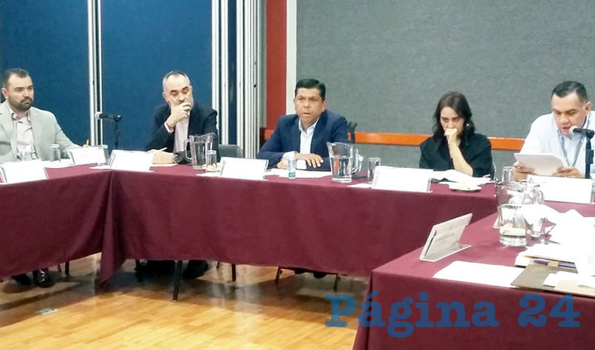 Los diputados de Jalisco acordaron que sólo ingrese el mínimo de personal, además de que restringirán el acceso a mujeres embarazadas, menores de 5 años y mayores de 60. Todo esto lo hacen, mientras que en redes sociales comentan que deberían salir a dar cubrebocas y gel antibacterial a la gente, así como cuando insistieron en pedirles el voto/Foto: Francisco Tapia