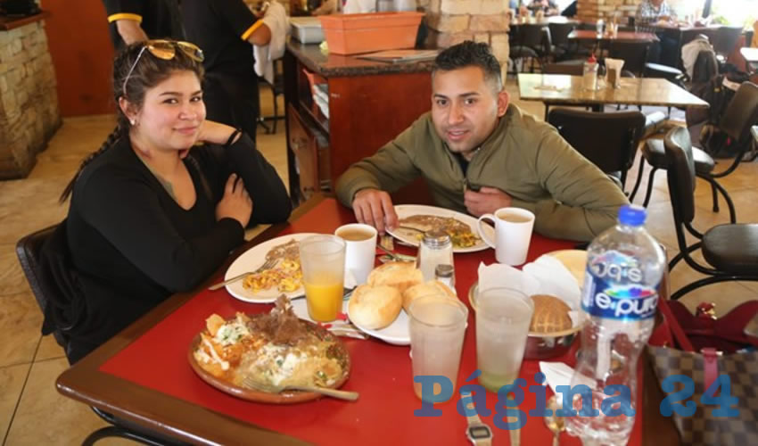 En Las Antorchas compartieron el primer alimento del día Jazmín Padilla y Antonio Vázquez