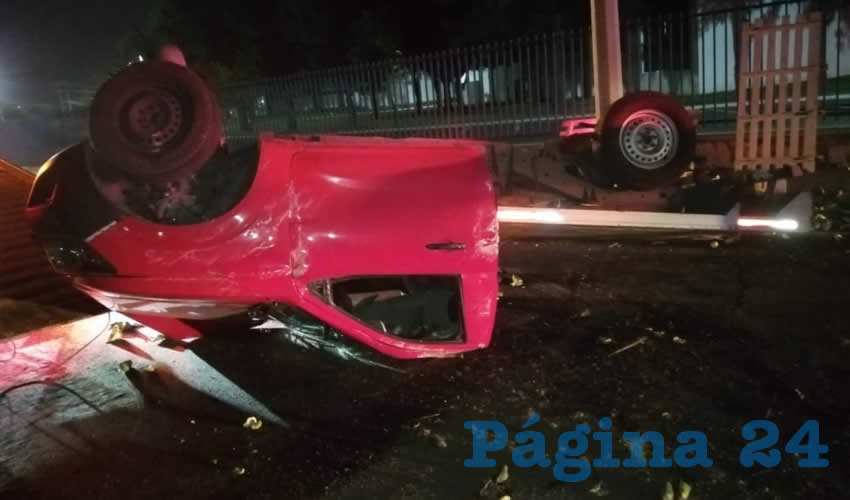 La camioneta se accidentó en la curva situada a la altura de la UAA