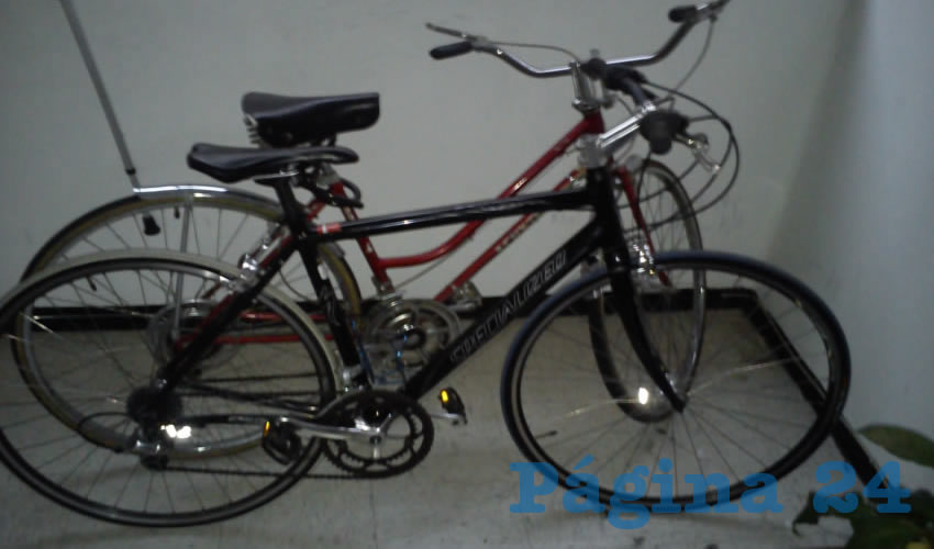 En primer plano, la bicicleta robada a Audrey Ortega ayer en el estacionamiento del Museo Espacio; si la ha visto, favor de comunicarse al tel&eacute;fono celular 449-1103-357 o enviar mensaje al muro de Facebook de Audrey Ortega