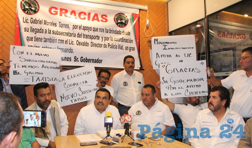Integrantes del gremio de taxistas del estado, señalaron que desde hace varios meses han estado, en conjunto con una empresa privada, implementado tecnología de vanguardia en sus vehículos de trabajo en beneficio de los usuarios, así como para acrecentar la economía del gremio (Foto Rocío Castro)