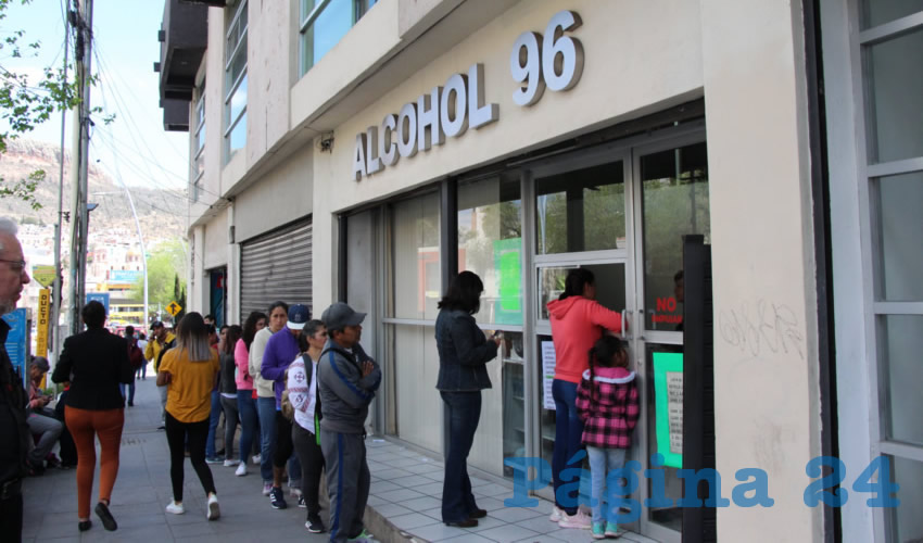 Entre los artículos más buscados por la población está el papel sanitario, gel antibacterial, toallas húmedas, productos que difícilmente se pueden encontrar ya en algunas tiendas y centros comerciales (Foto Rocío Castro Alvarado)