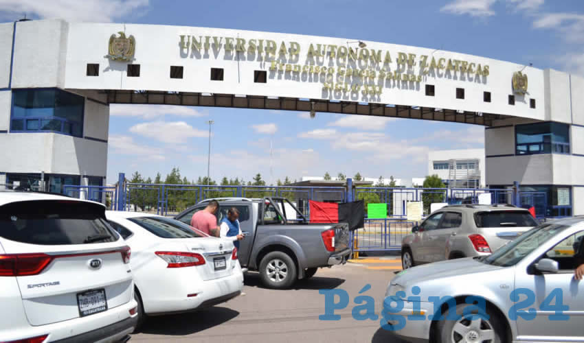 Tras ser acusados de supuesto hostigamiento laboral por parte de la Defensoría Universitaria, la mañana de ayer, un grupo de docentes tomaron el Campus UAZ Siglo XXI, con lo que paralizaron las actividades en el área dejando sin clase a los alumnos (Foto Merari Martínez)