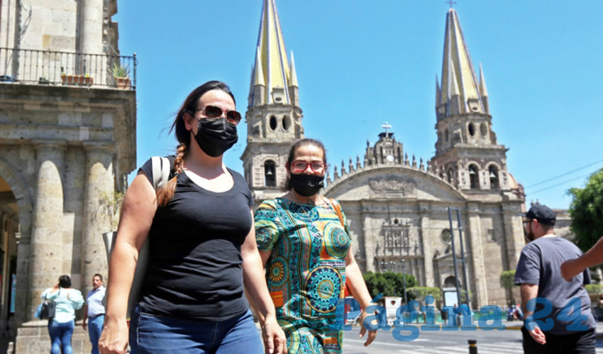 A pesar de la alerta sanitaria que existe en México por la problemática de salud que genera el Covid-19, en el centro de la ciudad todavía se pueden apreciar muchos tapatíos transitando por el mismo; en algunas dependencias de gobierno toman medidas de prevención del coronavirus, como colocar gel antibacterial a la entrada de edificios, como el Palacio Municipal/Foto: Cuartoscuro