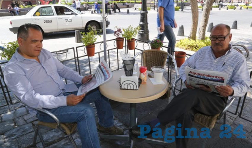 David Romo Garza, exdelegado municipal en Insurgentes; y Mario René Sierra Esparza platicaron en Café Catedral