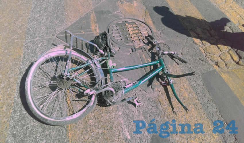 Destrozada, la bicicleta de montaña verde que tripulaba el hoy occiso, Valentín Rosales, de 57 años