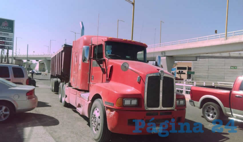 La unidad Kenworth Kenmex roja, con placas de circulación, cuyo chofer escapó del lugar