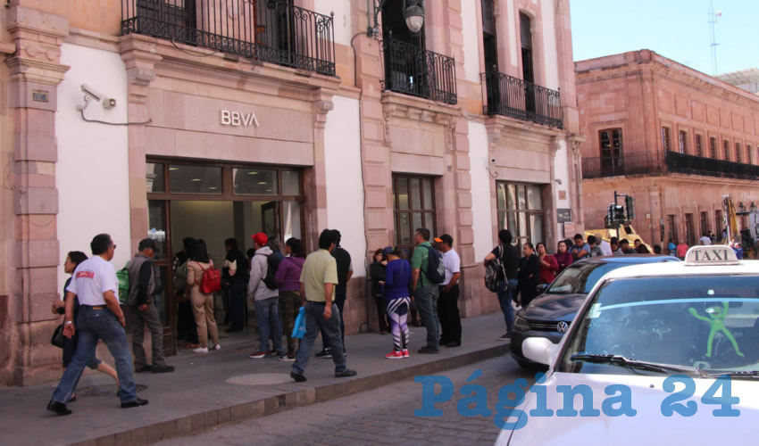 En las distintas instituciones bancarias ubicadas en la capital zacatecana, lucen filas enormes de personas pues el ingreso a estos establecimientos es controlado, ya que se busca que el menor porcentaje de personas este en un mismo espacio cerrado (Foto Rocío Castro Alvarado)