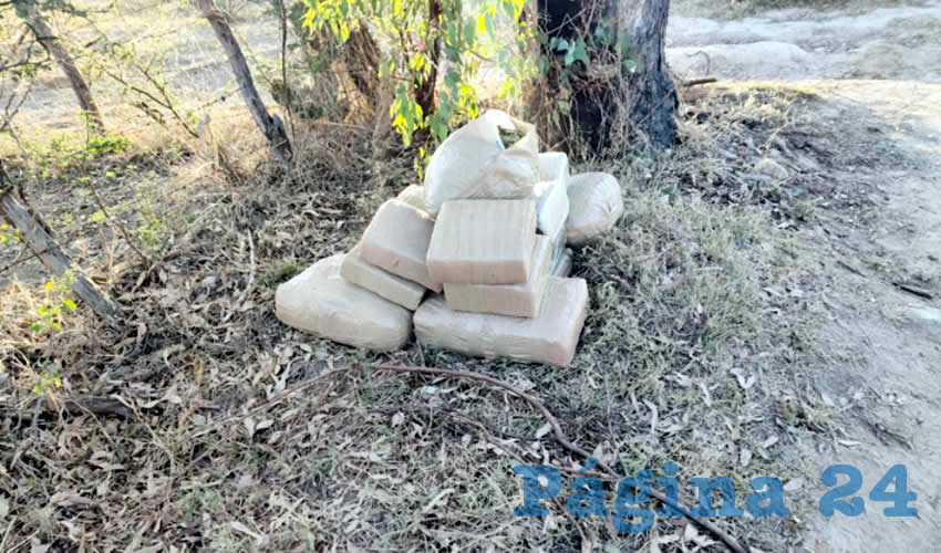 Los 17 paquetes con droga, confeccionados con cinta adhesiva, estaban a un costado de una brecha, por la carretera que conduce de Magdalena a San Simón, a la altura del kilómetro 1/Foto: Cortesía