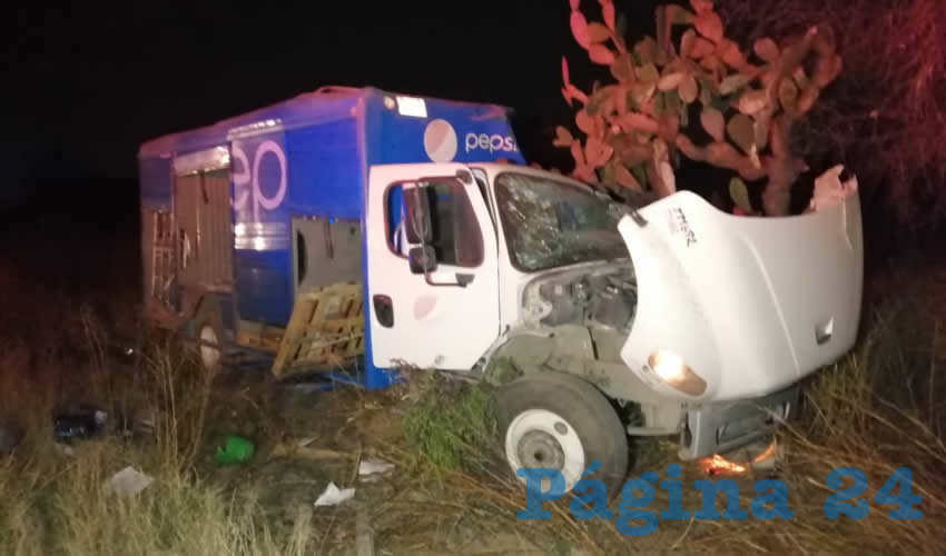 La unidad se accidentó en la carretera estatal 60, chocando contra un árbol de nopal