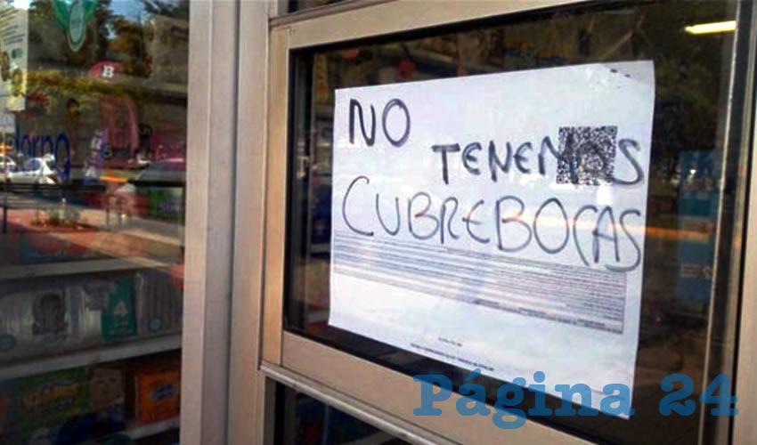 Por la alta demanda de estos productos, “subió un poco” su precio, llegando a costar hasta 30 pesos por unidad el cubrebocas, y a 100 pesos el bote de gel antibacterial. En muchos otros negocios –farmacias, tiendas departamentales, etcétera– se leía el mismo rótulo: “Ya no hay”/Foto: Francisco Tapia