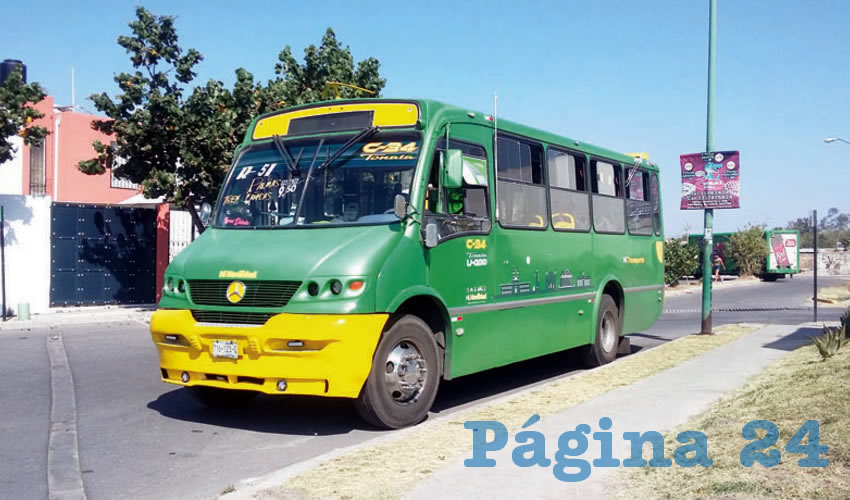 Se cansaron de reportar el basural que dejan, así como los daños que provocan a la banqueta los choferes de esta ruta, pues los habitantes de Las Palmas no han sido escuchados; por esto, instalaron picos al pie de los machuelos, para evitar que maniobren en sus áreas verdes/Foto: Francisco Tapia