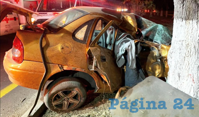 En el accidente estuvieron involucrados al menos tres vehículos, siendo un Chevy el más afectado tras estamparse con un árbol/Foto: Especial