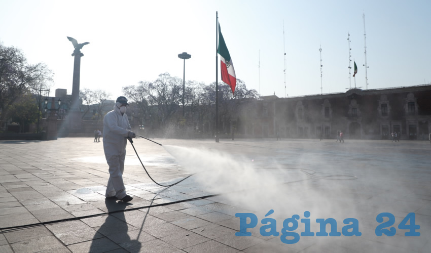 Mediante hidrolavadoras se roció una mezcla de agua con cloro sobre los pisos y bancas de la Plaza de la Patria, así como los jardines de los palacios