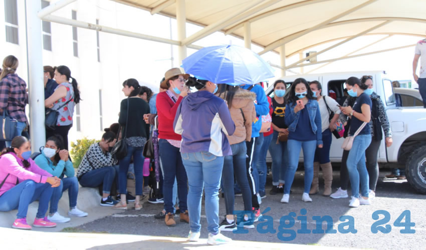 Los manifestantes señalaban entre consignas que necesitaban un préstamo puente del gobierno estatal mediante la Sefin de alrededor de tres millones de pesos, esto para otorgar recursos a alrededor de 540 docentes que no han recibido salario en tres meses (Foto Rocío Castro Alvarado)