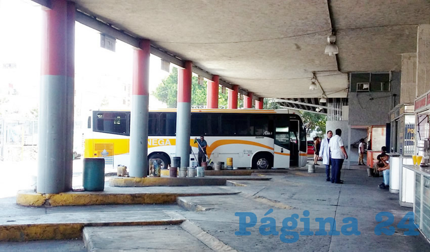 En la Central Camionera Vieja, los gastos de las empresas de autotransporte son tantos que contrasta diametralmente con la falta de pasajeros, algo que está minando sus ganancias, al tener que recortar corridas/Foto: Francisco Tapia