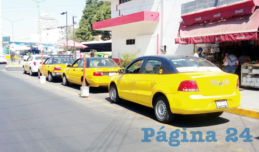 Oscuro panorama para los trabajadores del volante, en especial quienes no son dueños de su vehículo, pues deben de pagar una liquidación que se suma al precio de la gasolina que deben cubrir todos los días, con lo que a veces no queda nada para ellos/Foto: Francisco Tapia