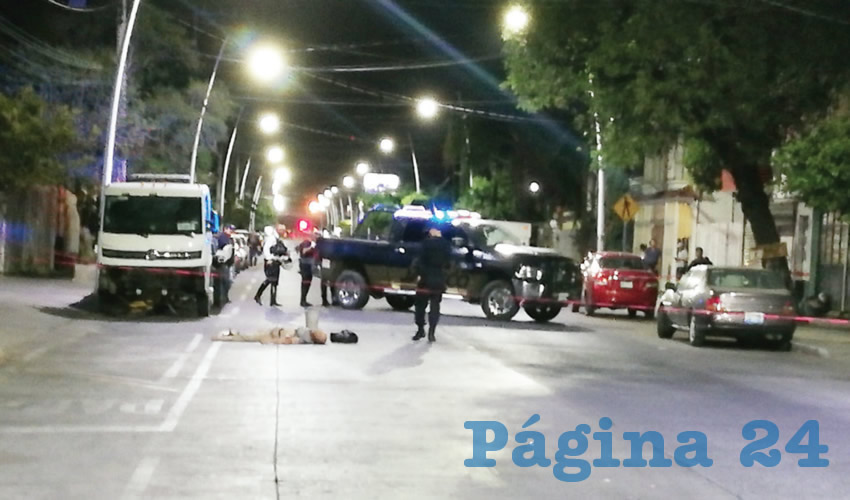 El responsable escapó a toda velocidad; un motociclista que pasaba por el lugar y que se percató del percance intentó darle alcance al compacto, pero no tuvo éxito/Foto: Especial