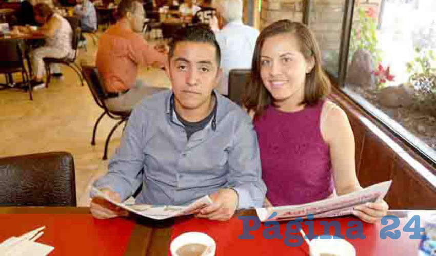 En Las Antorchas, esperando a que les entreguen su desayuno para ir a casa, Pablo Zúñiga Almázan y Laura Alvarado Rodríguez