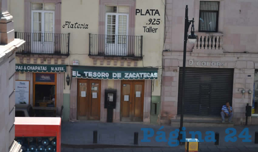 Mientras el silencio se apodera de las calles del primer cuadro de la ciudad, más comercios se unen al cierre de sus puertas (Foto Merari Martínez)