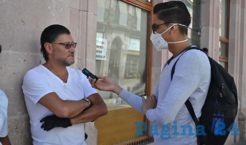 “Empezamos a notar menos trabajo desde el viernes pasado que empezaron a cerrar comercios, lo que nos ha afectado. Tampoco se ven turistas”, destacó Abel Cabrera Zavala, operario de taxi en la capital (Foto Merari Martínez)